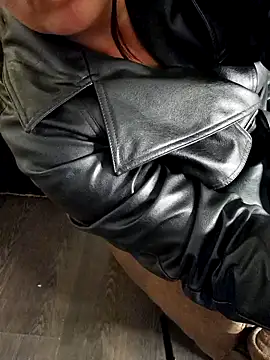 Snapshot of DIVAZARAHLEATHER chatting on July 2026 10:59:01 AM DIVAZARAHLEATHER online show from July 2026 10:59:01 AM