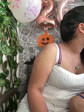 Snapshot of Liulee2 chatting on October 2025 03:00:02 PM Liulee2 online show from October 2025 03:00:02 PM