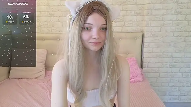 Snapshot of AnimeAlica18 chatting on June 2026 03:33:02 AM AnimeAlica18 online show from June 2026 03:33:02 AM