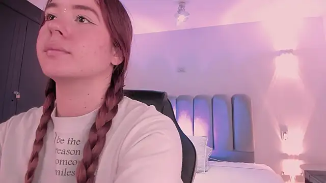 Snapshot of AlliceLover chatting on December 2025 11:54:02 AM AlliceLover online show from December 2025 11:54:02 AM