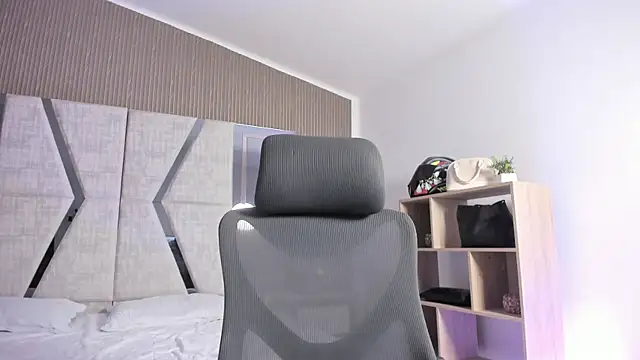 Snapshot of AlliceLover chatting on December 2025 12:00:01 PM AlliceLover online show from December 2025 12:00:01 PM