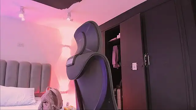 Snapshot of AlliceLover chatting on November 2025 11:58:01 AM AlliceLover online show from November 2025 11:58:01 AM