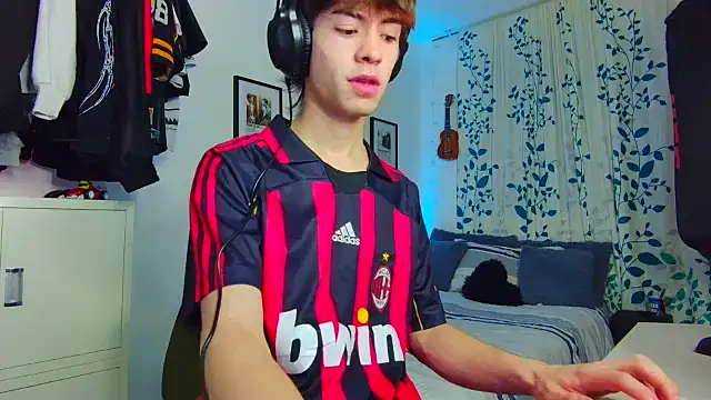 Snapshot of Tonerii chatting on September 2025 12:21:01 AM Tonerii online show from September 2025 12:21:01 AM