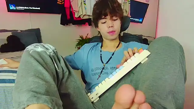 Snapshot of Tonerii chatting on October 2025 06:09:02 PM Tonerii online show from October 2025 06:09:02 PM