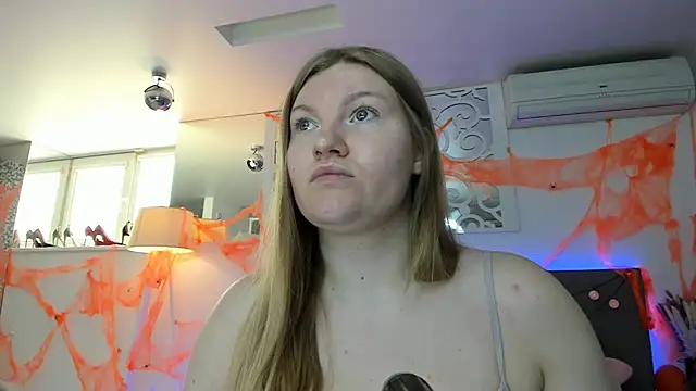 Snapshot of AshleyJoness chatting on October 2025 06:12:01 AM AshleyJoness online show from October 2025 06:12:01 AM