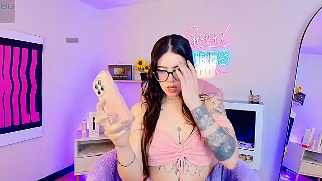 Snapshot of Alice_Vixen chatting on May 2026 12:32:02 PM Alice Vixen online show from May 2026 12:32:02 PM
