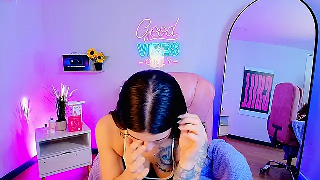 Snapshot of Alice_Vixen chatting on June 2026 12:17:02 PM Alice Vixen online show from June 2026 12:17:02 PM