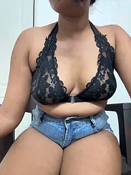 AMELIYAA online show from April 2026 08:06:01 PM