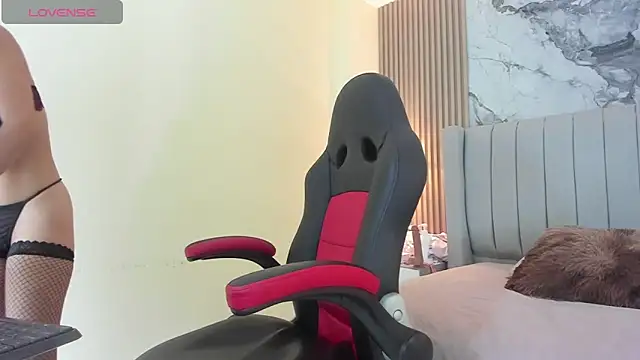 AURORAMARTIN2 online show from November 2025 07:40:01 PM