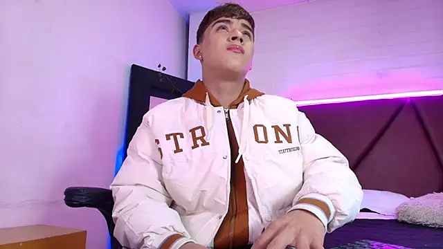 Snapshot of Lucass_love chatting on February 2026 01:00:01 PM Lucass love online show from February 2026 01:00:01 PM