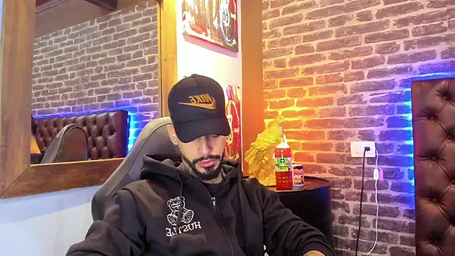 VinzenzRizzo online show from November 2025 04:37:02 AM