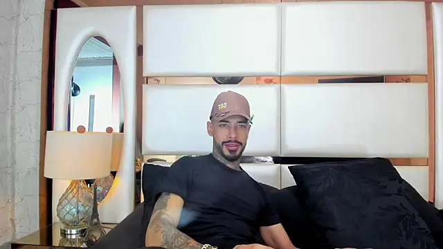 VinzenzRizzo online show from October 2025 04:28:01 PM