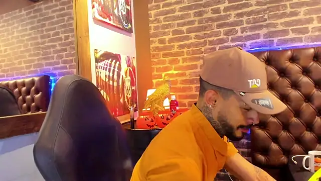 VinzenzRizzo online show from October 2025 04:44:02 AM