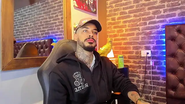 VinzenzRizzo online show from December 2025 04:11:01 AM