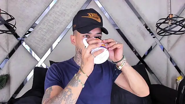 VinzenzRizzo online show from November 2025 03:54:01 AM