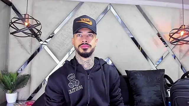 VinzenzRizzo online show from November 2025 04:27:02 AM