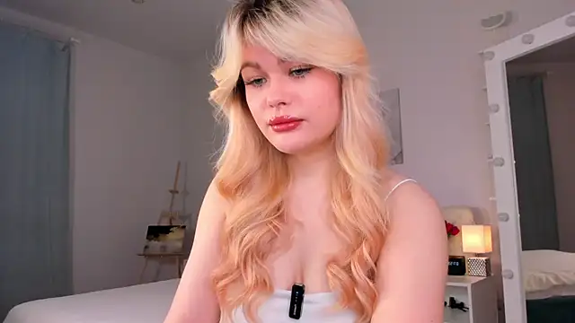 Snapshot of ShyEmma_ chatting on May 2026 01:03:01 AM ShyEmma online show from May 2026 01:03:01 AM