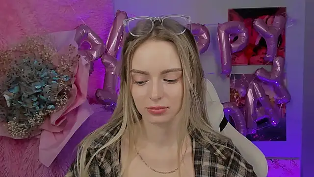 Snapshot of JuliaBrewwer chatting on September 2025 05:40:01 AM JuliaBrewwer online show from September 2025 05:40:01 AM