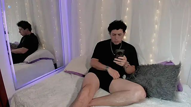 Snapshot of douglaszaens chatting on April 2026 11:44:02 PM douglaszaens online show from April 2026 11:44:02 PM