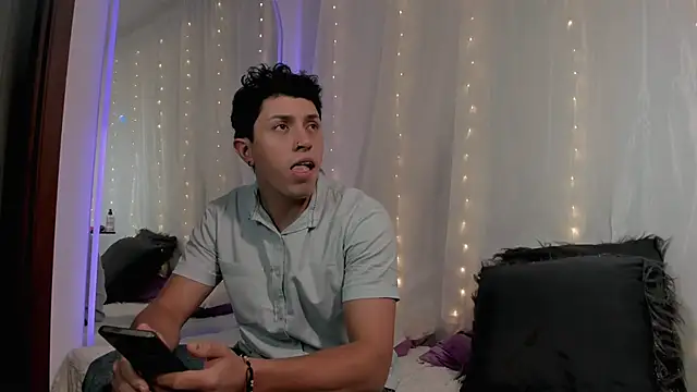 Snapshot of douglaszaens chatting on April 2026 01:51:01 AM douglaszaens online show from April 2026 01:51:01 AM