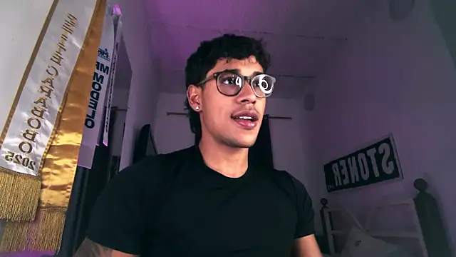 Snapshot of Ryan_x chatting on November 2025 12:15:01 AM Ryan x online show from November 2025 12:15:01 AM