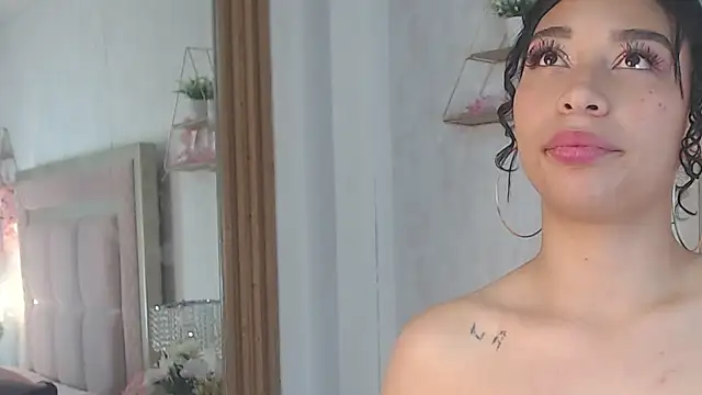 Snapshot of SofiaWhites chatting on April 2026 03:50:02 PM SofiaWhites online show from April 2026 03:50:02 PM