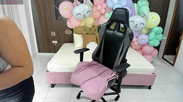 Emy topless online show from April 2026 11:06:02 AM