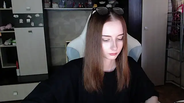 Cutti Crystal online show from November 2025 02:50:02 AM