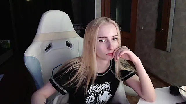 Cutti Crystal online show from April 2026 07:42:02 PM