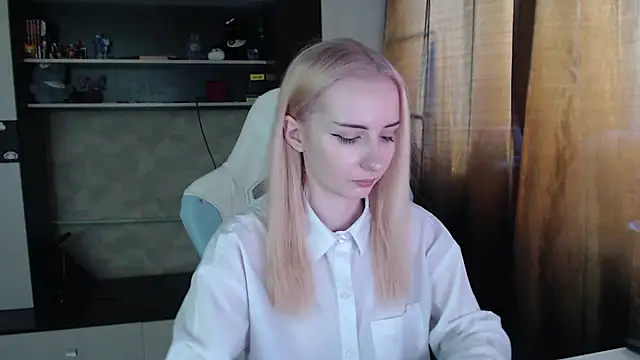 Cutti Crystal online show from April 2026 01:57:01 AM