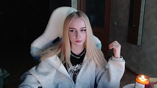 Cutti Crystal online show from April 2026 07:14:01 PM