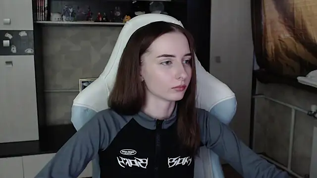 Cutti Crystal online show from November 2025 02:59:01 AM