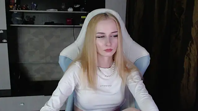 Cutti Crystal online show from March 2026 08:41:02 PM