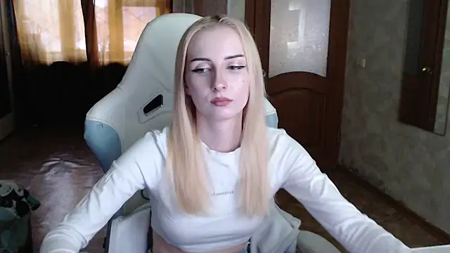 Cutti Crystal online show from April 2026 11:55:01 PM