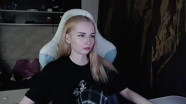 Cutti Crystal online show from March 2026 07:59:02 PM