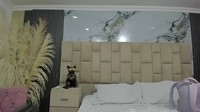 cloesummerr  online show from February 2026 12:24:02 PM