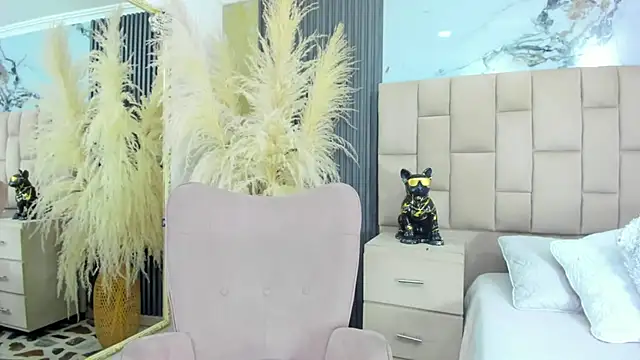 cloesummerr  online show from February 2026 12:48:01 PM