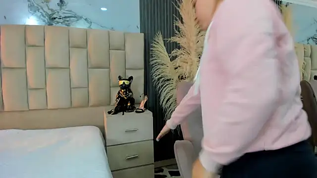 cloesummerr  online show from February 2026 12:29:01 PM