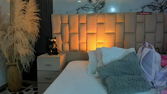 cloesummerr  online show from February 2026 12:54:02 PM