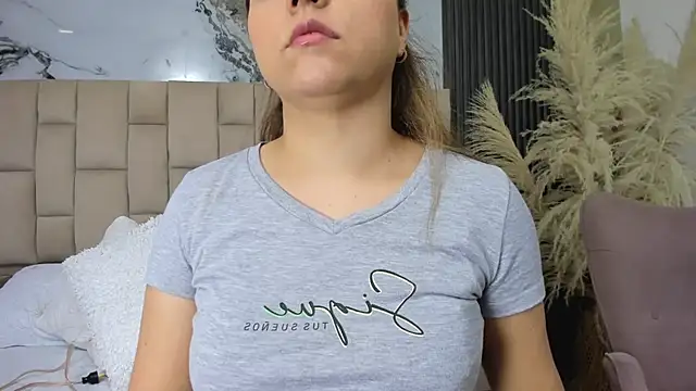 cloesummerr  online show from February 2026 12:40:02 PM