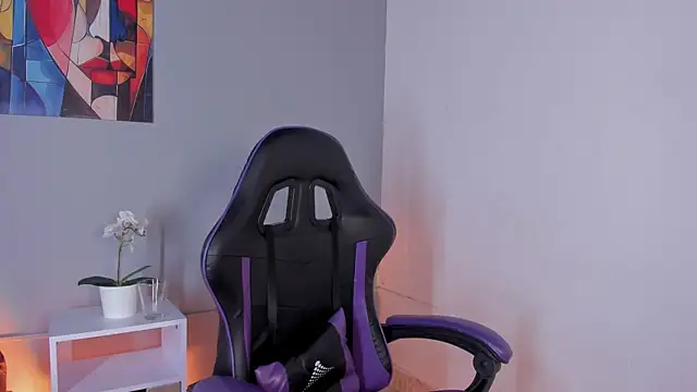 Zafiro  Brown online show from April 2026 09:00:02 PM