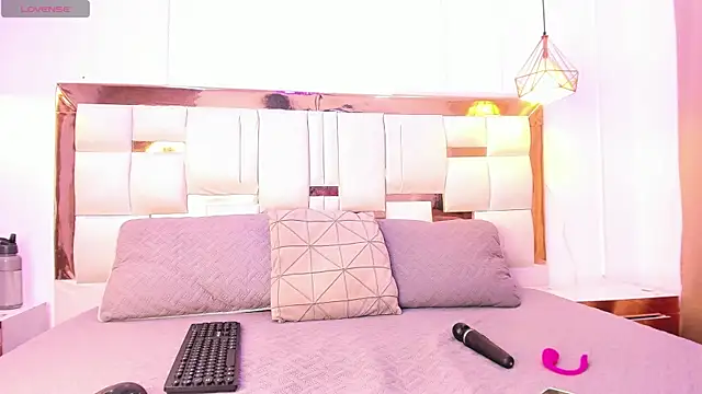 Skylar Smith  online show from February 2026 12:49:01 PM