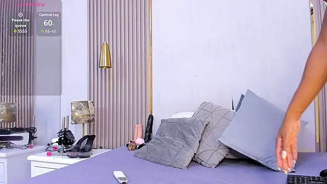 Skylar Smith  online show from October 2025 12:48:01 PM