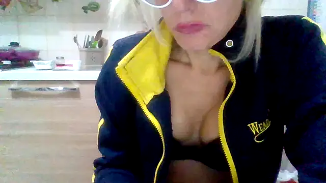 Snapshot of Kelly80 chatting on November 2025 03:21:01 AM Kelly80 online show from November 2025 03:21:01 AM