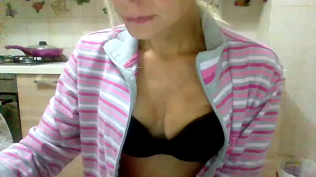 Snapshot of Kelly80 chatting on September 2025 02:40:01 AM Kelly80 online show from September 2025 02:40:01 AM