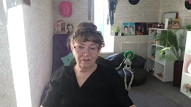 Betty Brick online show from May 2026 03:33:01 PM