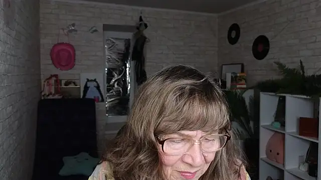 Betty Brick online show from May 2026 03:54:01 PM
