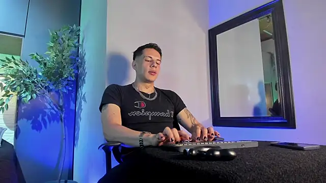 Snapshot of Dustin_Sonne chatting on July 2026 03:45:01 AM Dustin Sonne online show from July 2026 03:45:01 AM