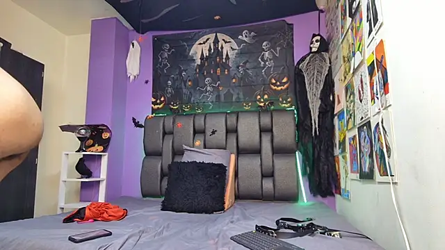 ashtoncooperr online show from October 2025 06:19:01 PM