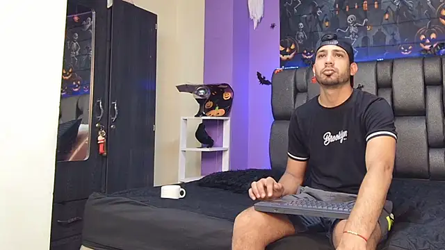 ashtoncooperr online show from October 2025 06:29:02 PM